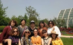 女生迈开腿让男生打扑克